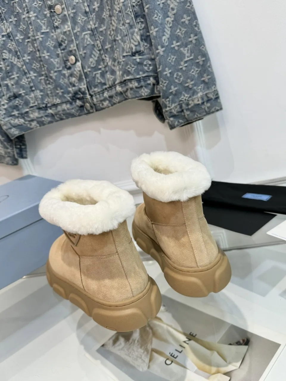 👟👟Ex-factory price 600👟👟 Prada’s popular snow boots, ski boots, so cute and cute →_→ From the Prada limited series, unique. The fur-integrated fabric creates ideal softness. The short-cut version can be worn in the city or in the mountains. It makes the calves look slimmer. It is warm and has a concave shape. The size is 35-40. 41Customized